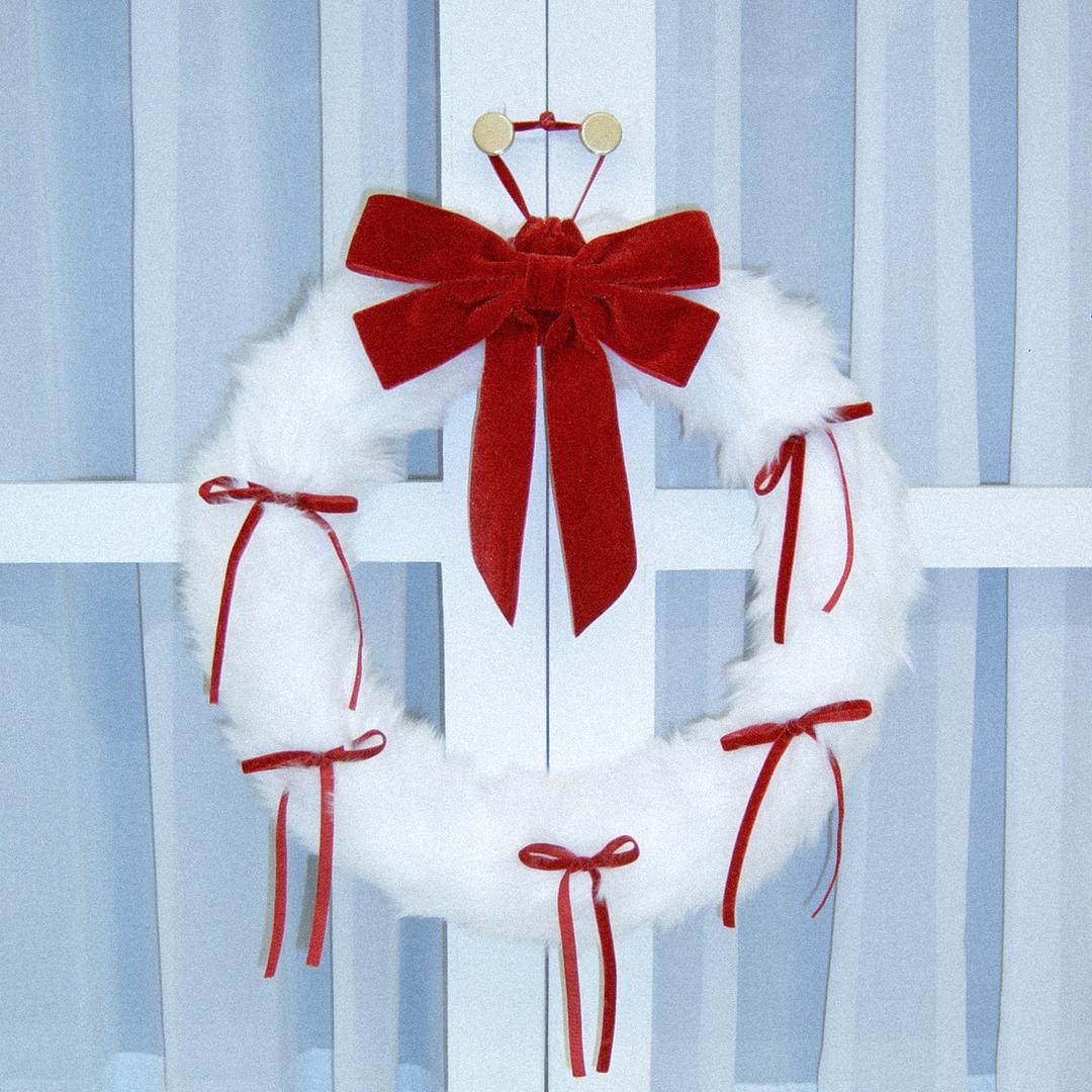 FURRY RIBBON WREATH (SNOW WHITE)