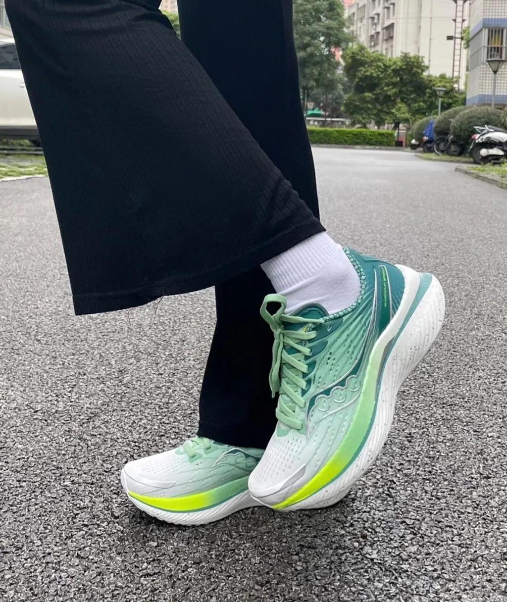 써코니 엔돌핀 스피드3 그린 화이트 남성 여성 공용 S20756-210 | 상품 상세 | 크로켓