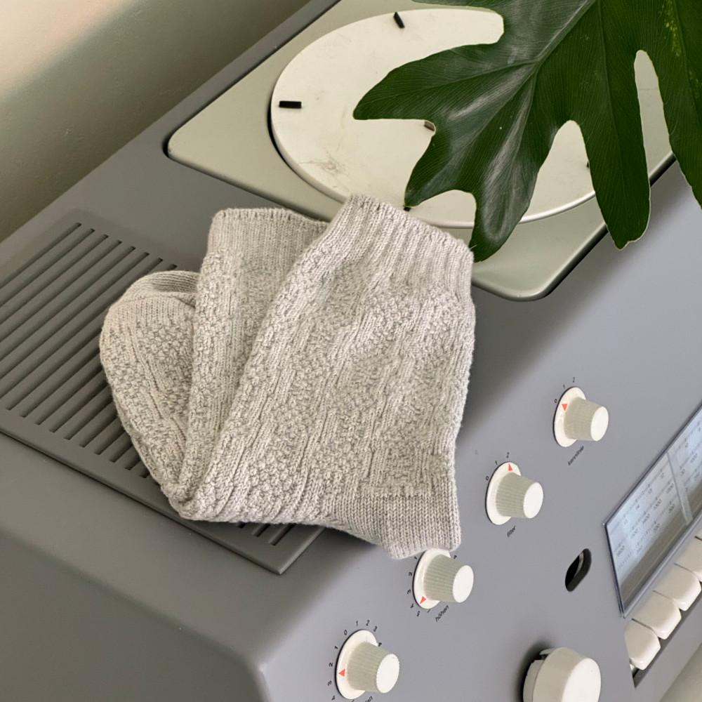 국내배송 / 도톰 엠보 삭스 애쉬