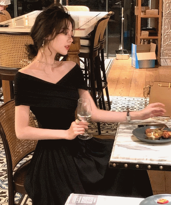 디포스 오프숄더 셔링 페미닌 셀프 웨딩룩 플레어 롱원피스 (블랙,화이트)