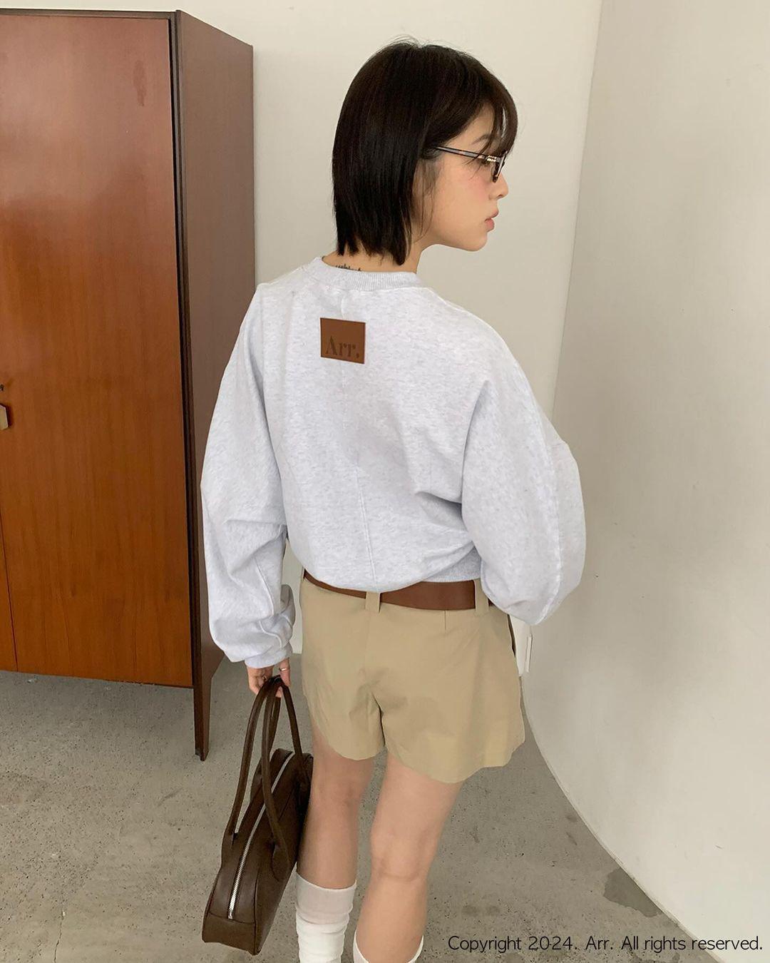 Arr 아르 코아 패치 맨투맨 가죽패치 크롭 스웻셔츠 2colors