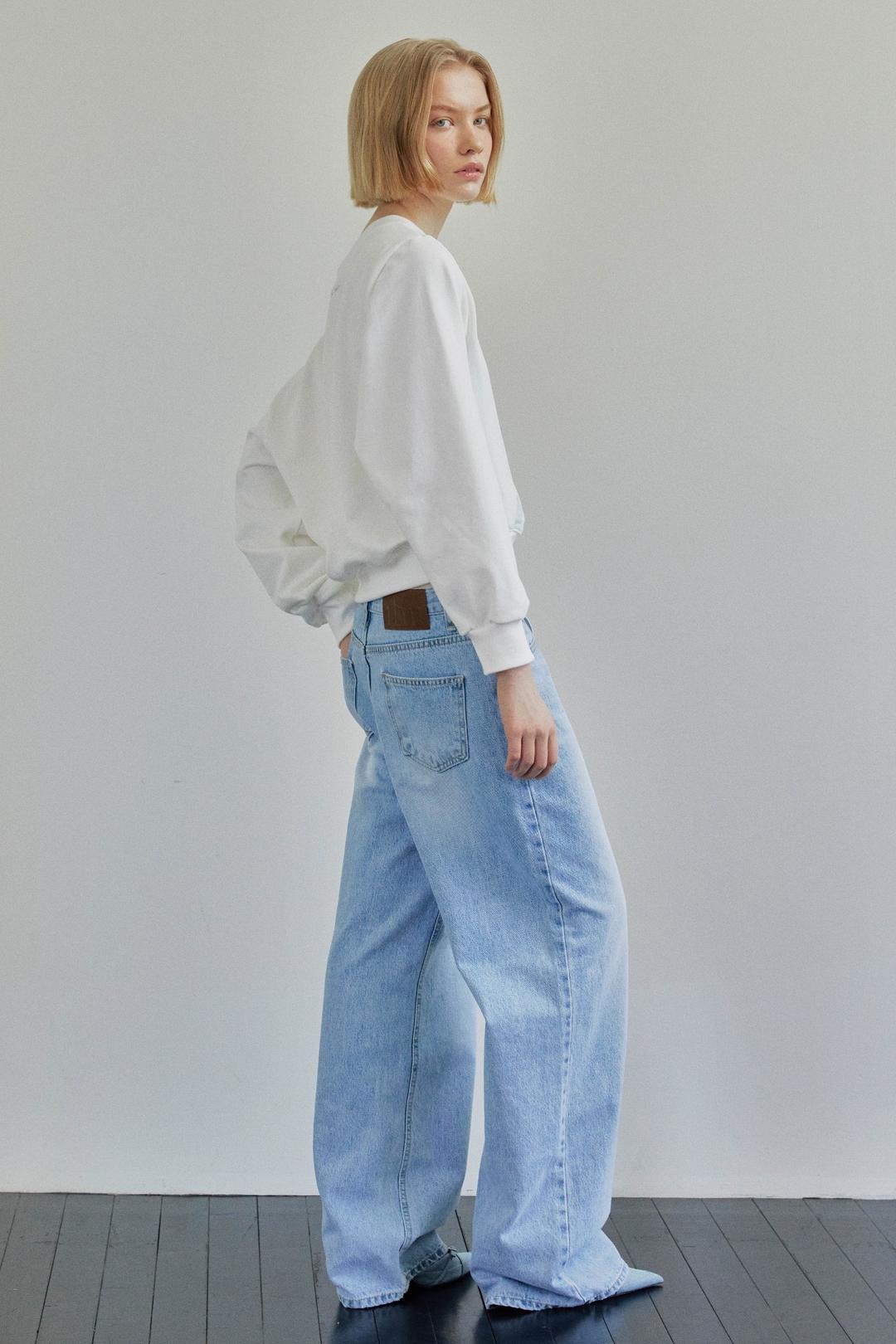 MID-RISE WIDE JEANS / LIGHT BLUE