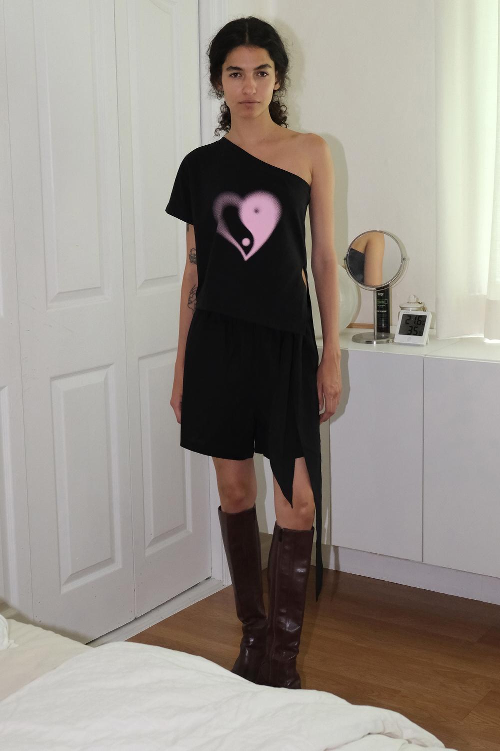 ONE SHOULDER HEART SYMBOL T-SHIRT (BLACK)