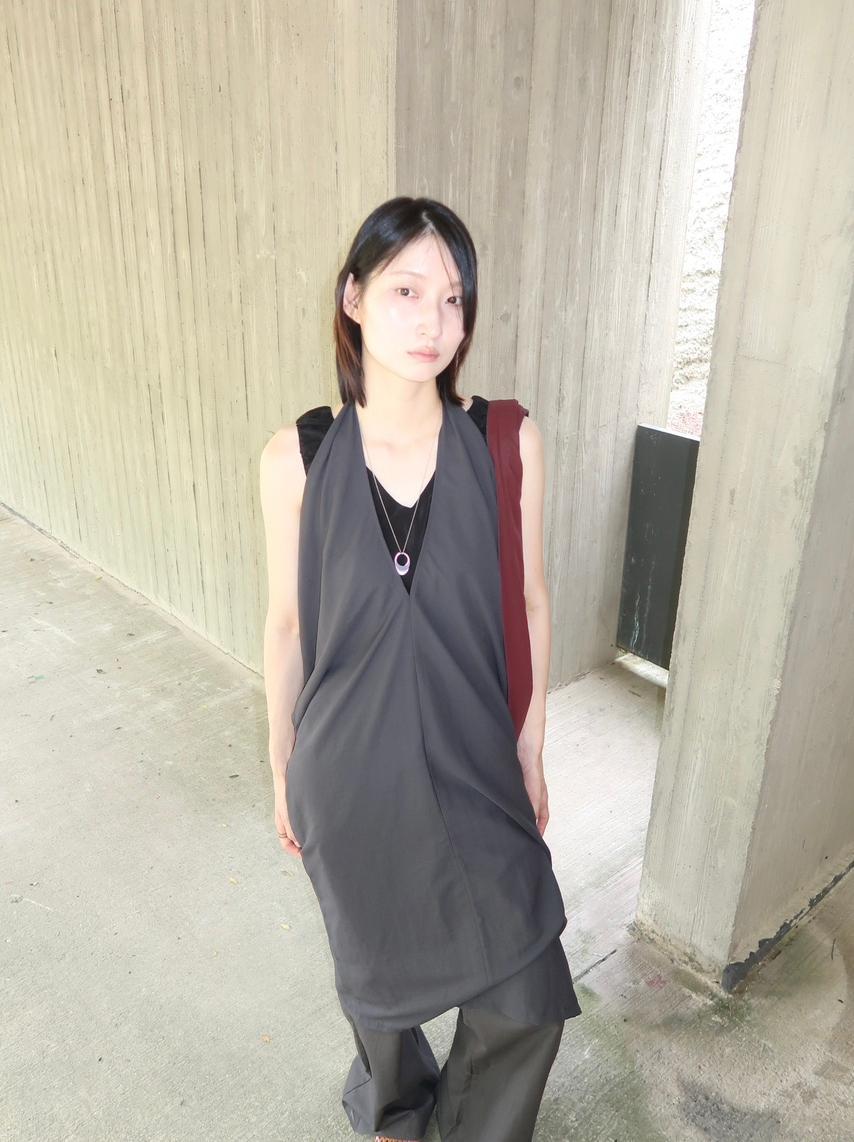 뮤로우 DEEP V HALTER DRESS