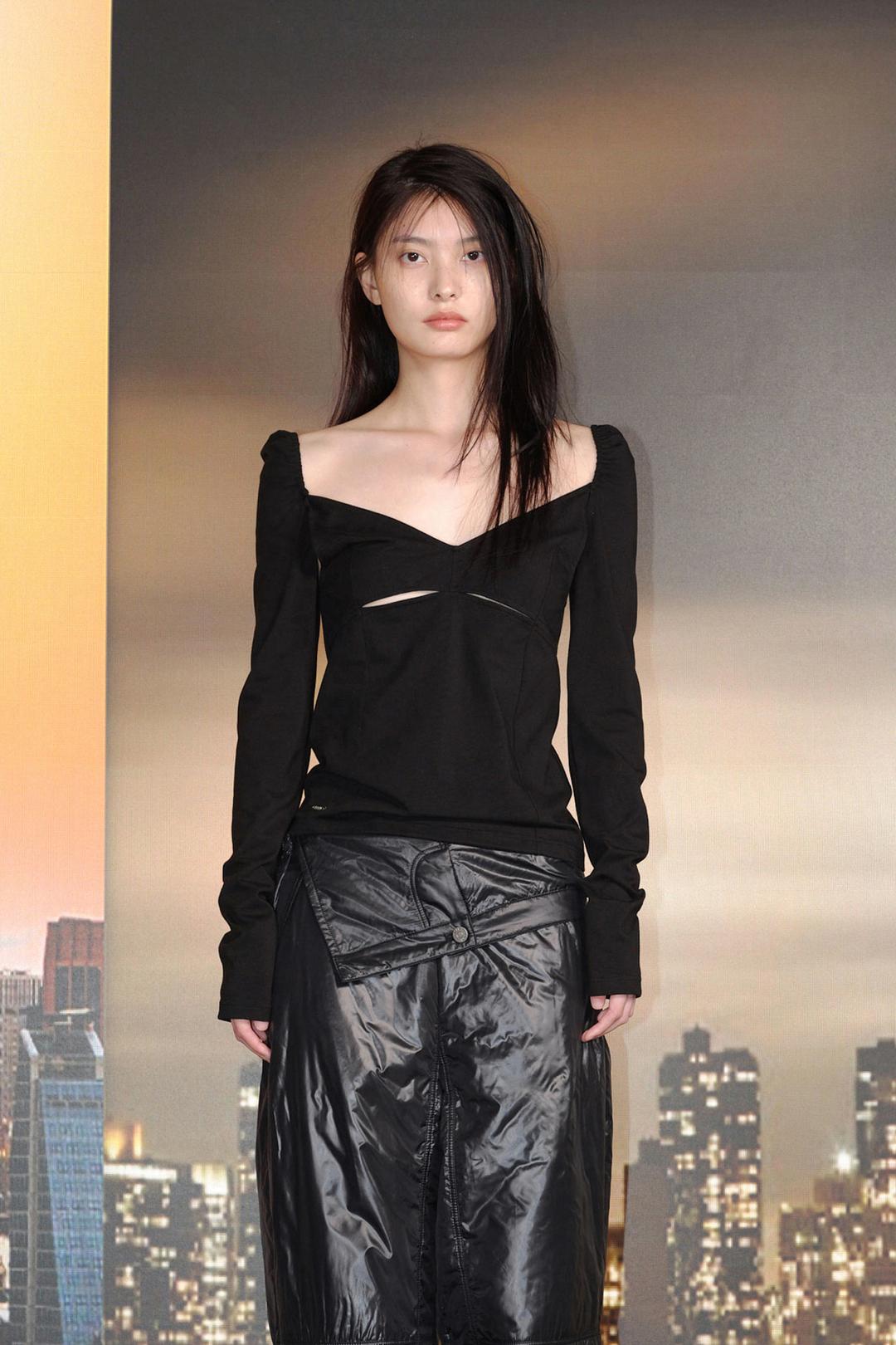 UNDER CUT-OUT TOP / BLACK