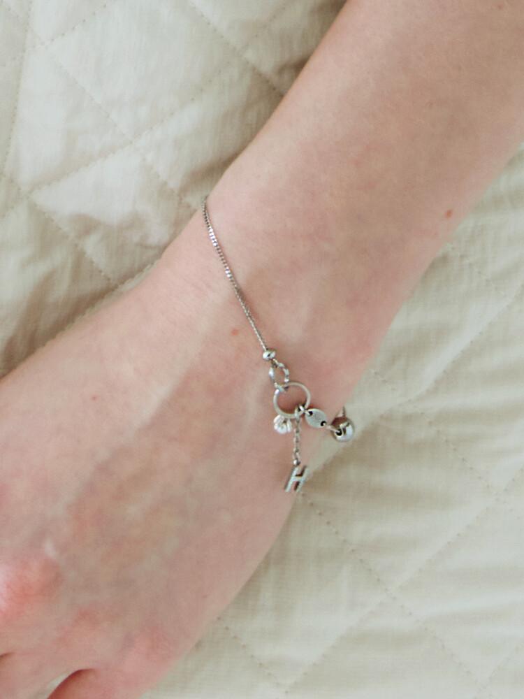 펄리모어 이니셜 드롭 링 포인트 팔찌