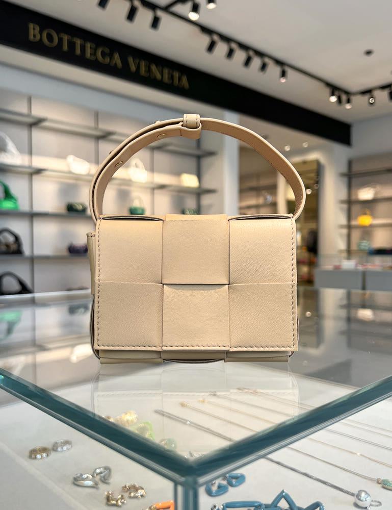 보테가 베네타 캔디 카세트백 미니 아몬드 / BOTTEGA VENETA CASSETTE BAG MINI ALMOND [666688 VMAY1]