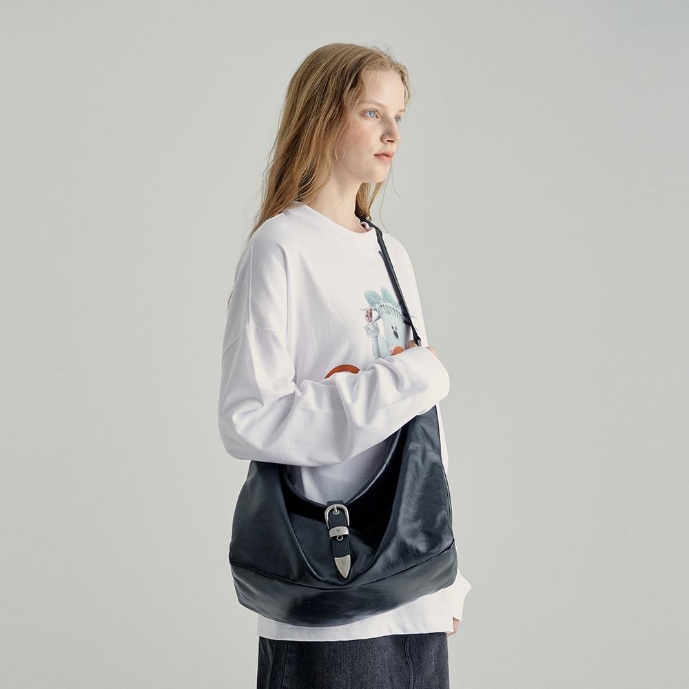 BELTED HOBO_black glossy plain