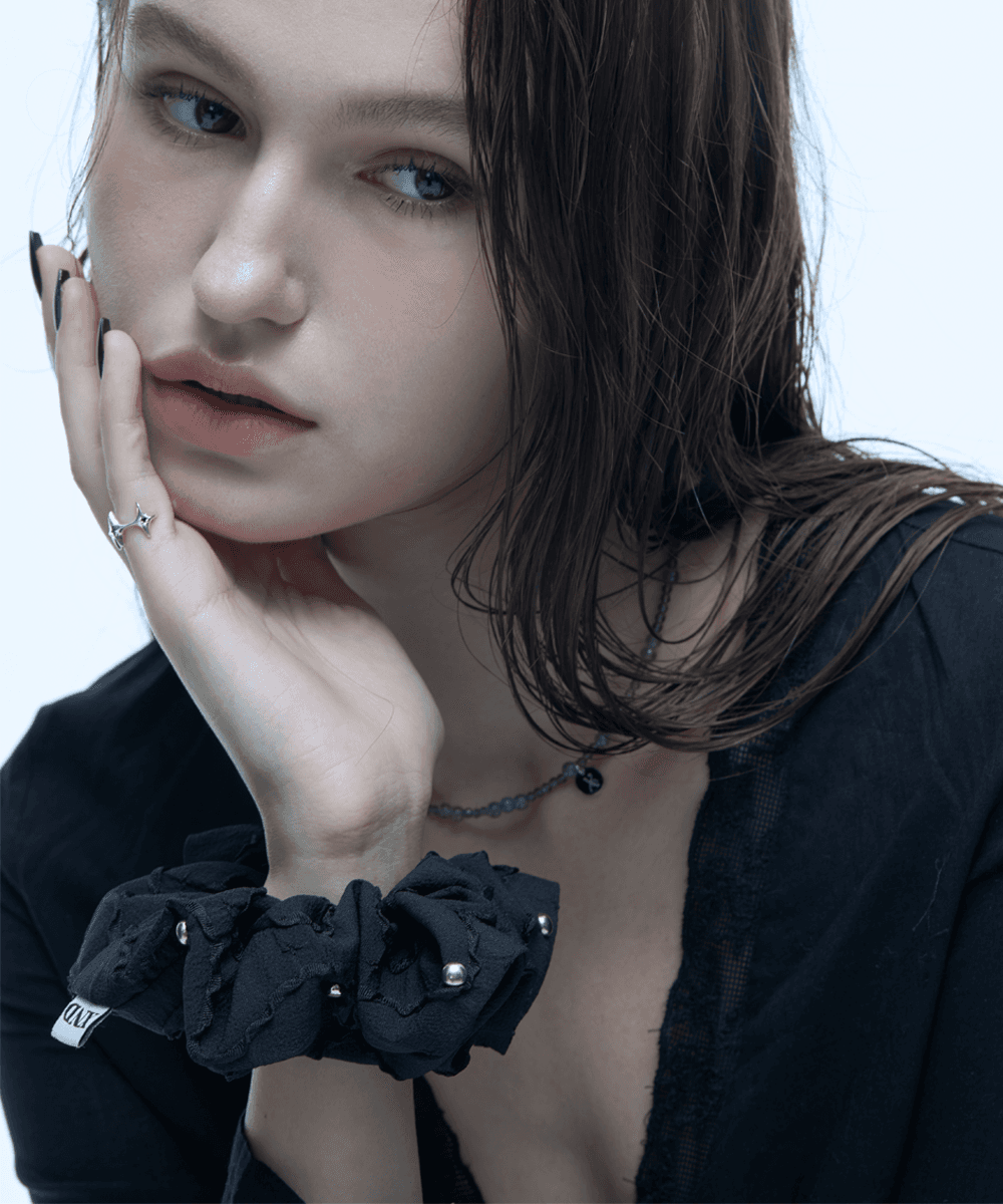 XND STUD SCRUNCHIE