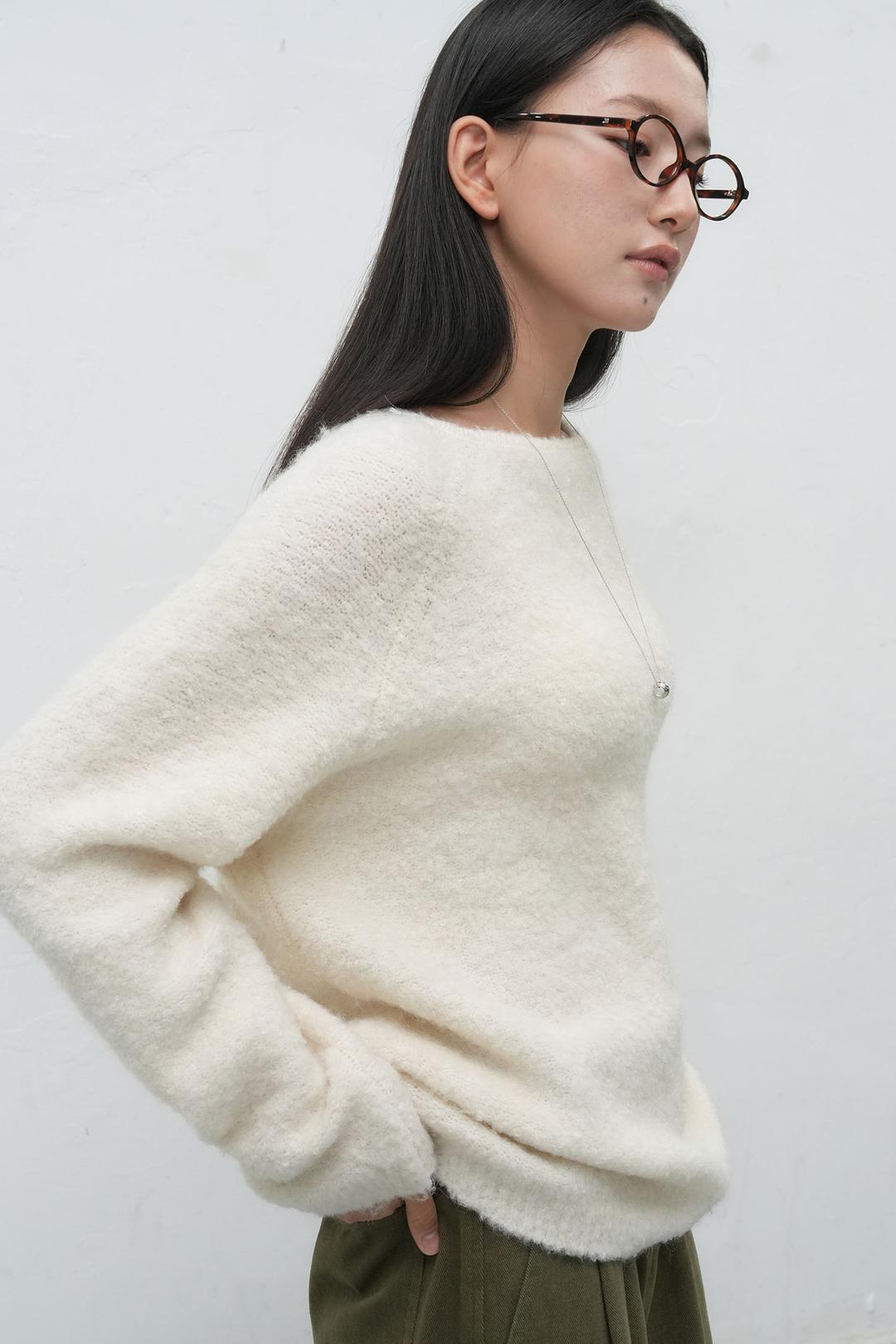 제너럴아이디어 WOMAN 넥 워머 루즈핏 부클 니트 [IVORY]