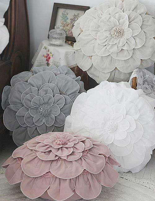 꽃잎 모티브 거실쿠션