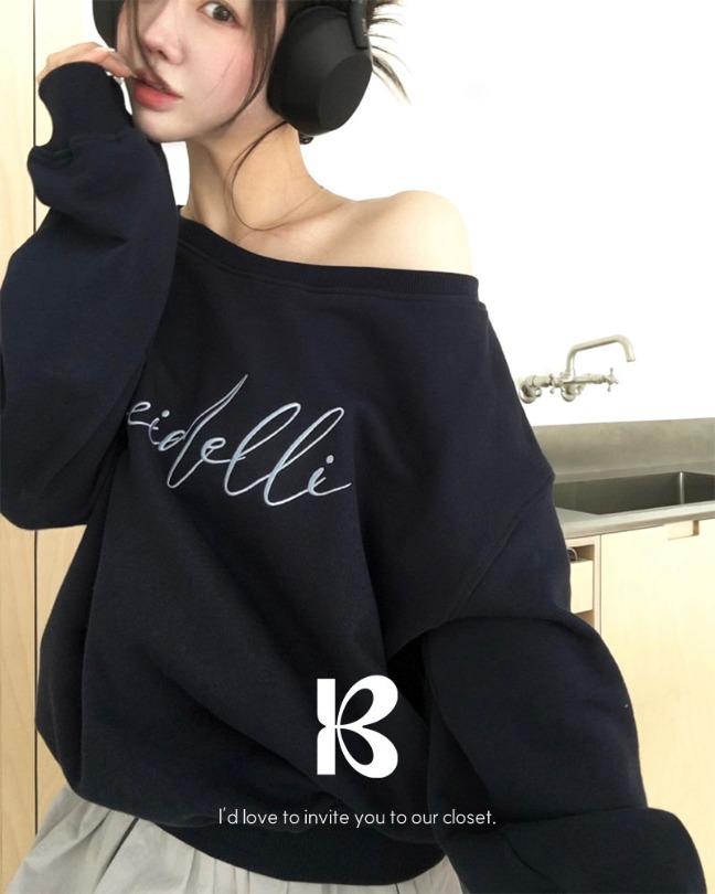베이델리 [25F/W NEW][당일출고][MADE/4color]칼리 오프 숄더 레터링 맨투맨