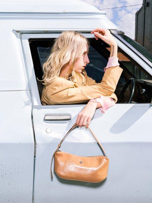 세미코드(SEMICODE)  groove middle bag - crinkle dark beige - 사이즈 & 후기 | 무신사