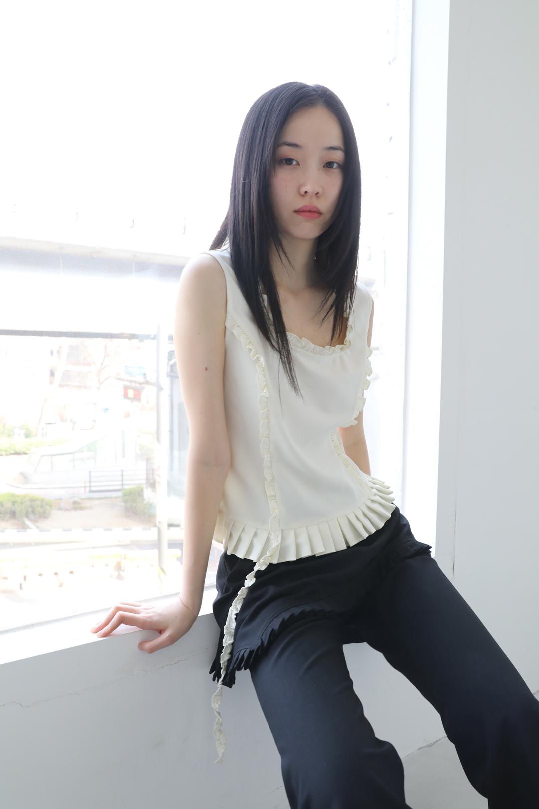 [5/1 예약발송] RUFFLE SLEEVELESS (IVORY)