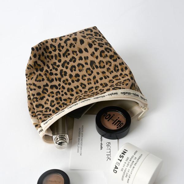 [aeyio] LOGO T POUCH_로고 티 파우치_APO3000_LEOPARD