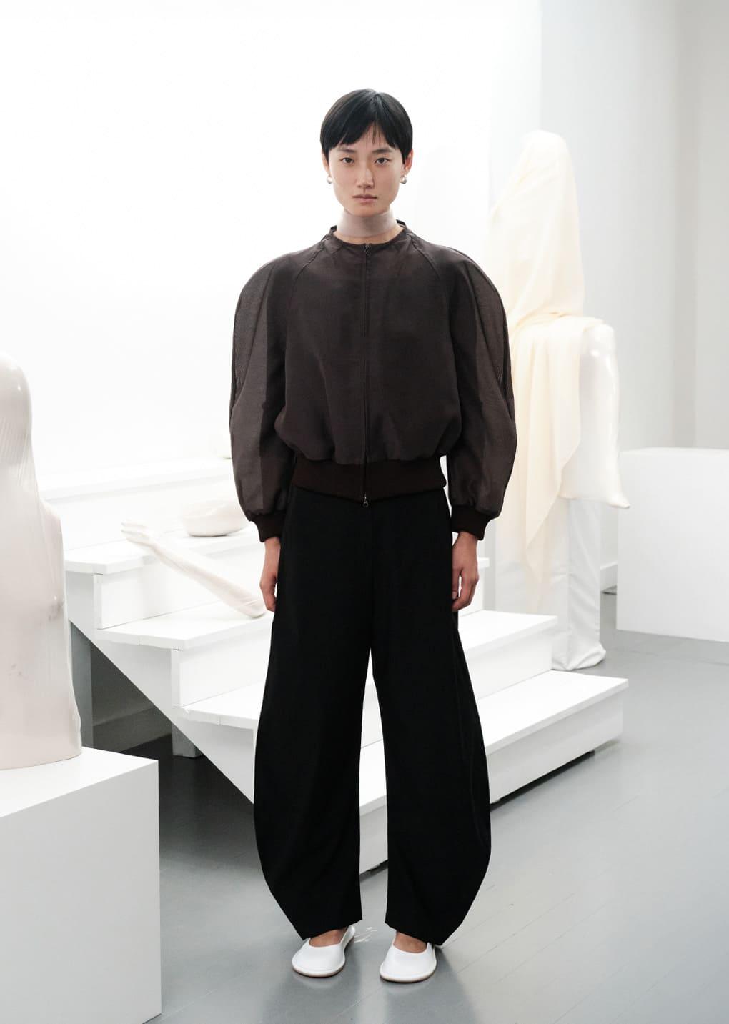 curved silhouette pants, black