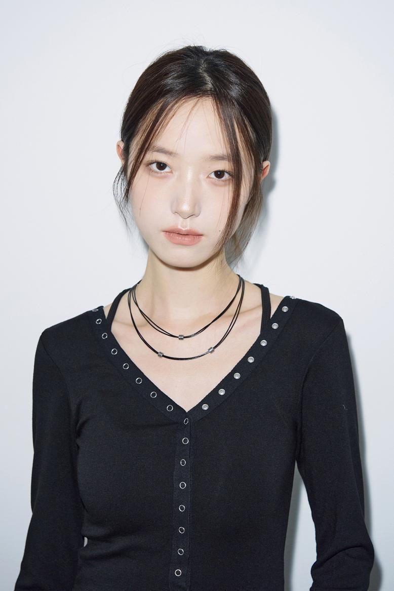[HELENE PARIS] 스냅 네크라인 롱 슬리브 [블랙]