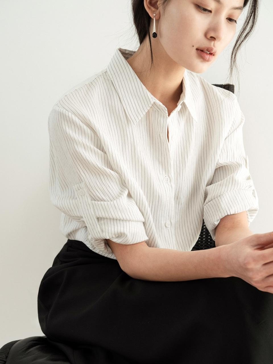 에티나 스트라이프 자수 셔츠[black]