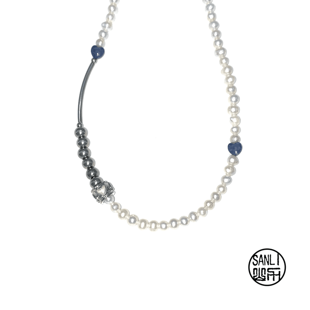 Navy heart point pearl necklace