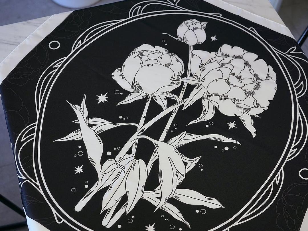 겨울 밤 피어난 작약: <겨울 밤 작약> 스카프,엽서