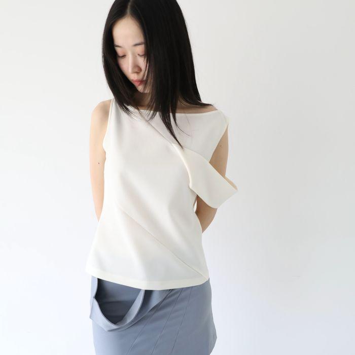 UNBALANCE RIBBON SLEEVELEESS (IVORY)