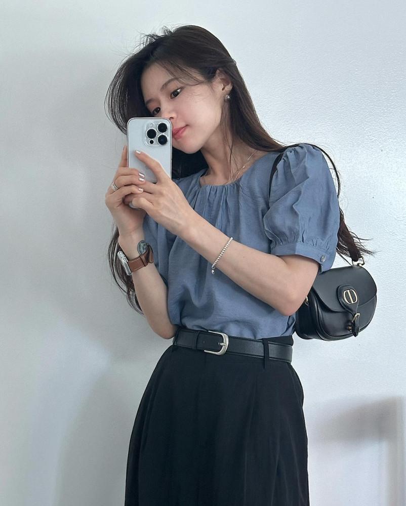 아킨 여성 여름 반팔 퍼프 셔링 핀턱 노카라 라운드 루즈핏 블라우스