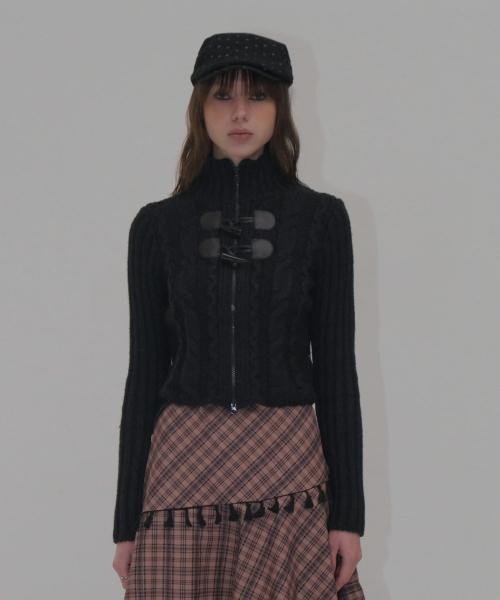 TOGGLE CABLE CARDIGAN [CHARCOAL]