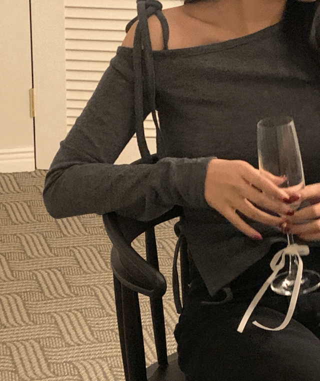 [당일출고/연말룩⛄] 스콧 리본 원오프숄더 티