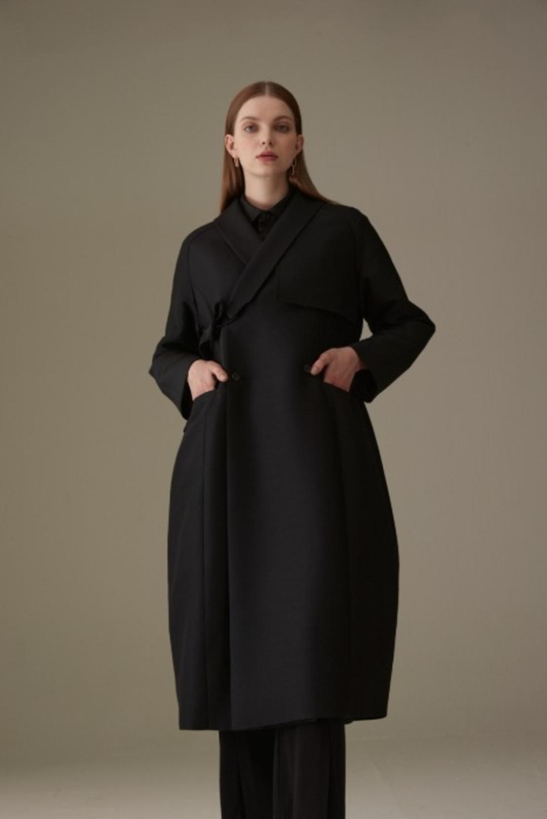 curved wool silk long coat (black)