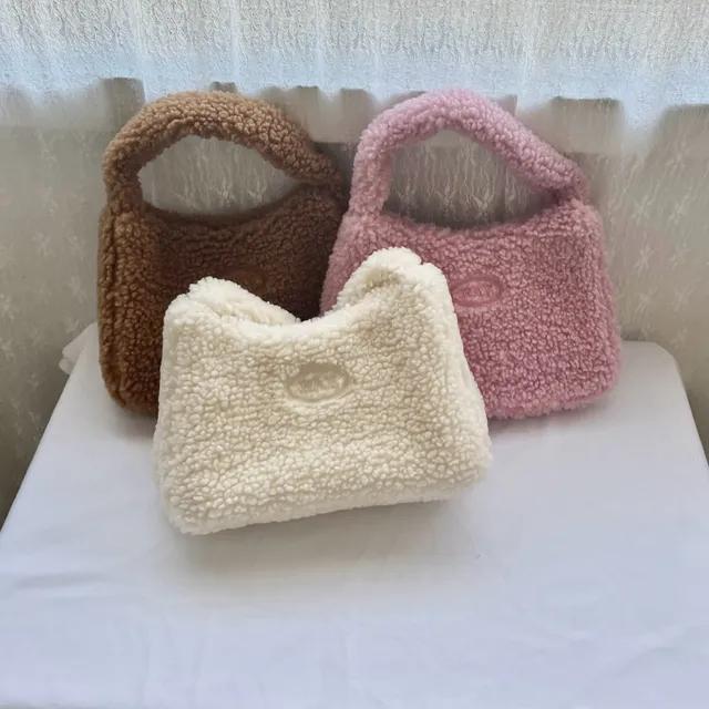 [아이 입고지연] 양털 뽀글이 미니 토트백 자수 핸드백