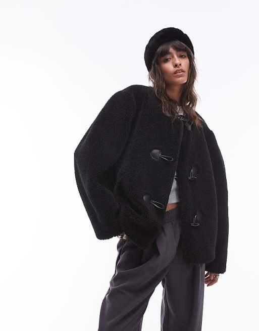 Topshop - Manteau court à brandebourg sans col en imitation peau de mouton - Noir