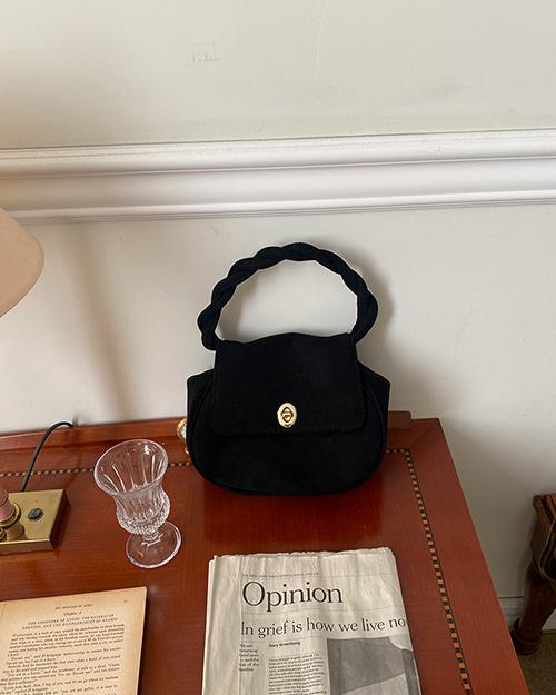 체인 스웨이드 버튼 토트백