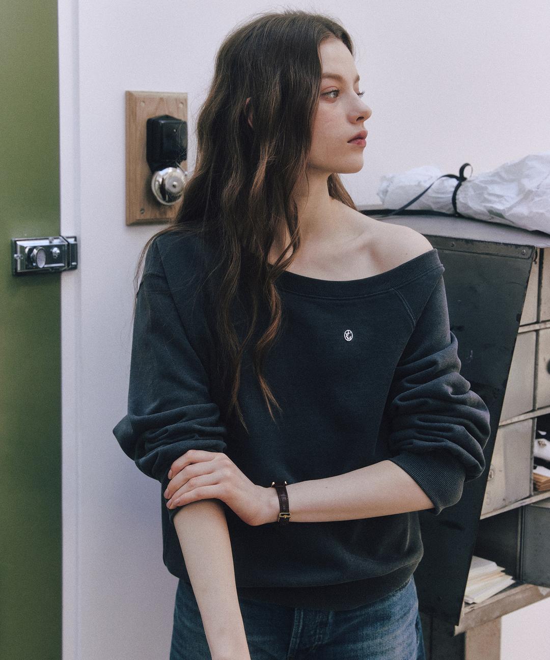 [2월 28일 예약배송] Edin Off-shoulder Sweatshirt ( Pigment Charcoal )