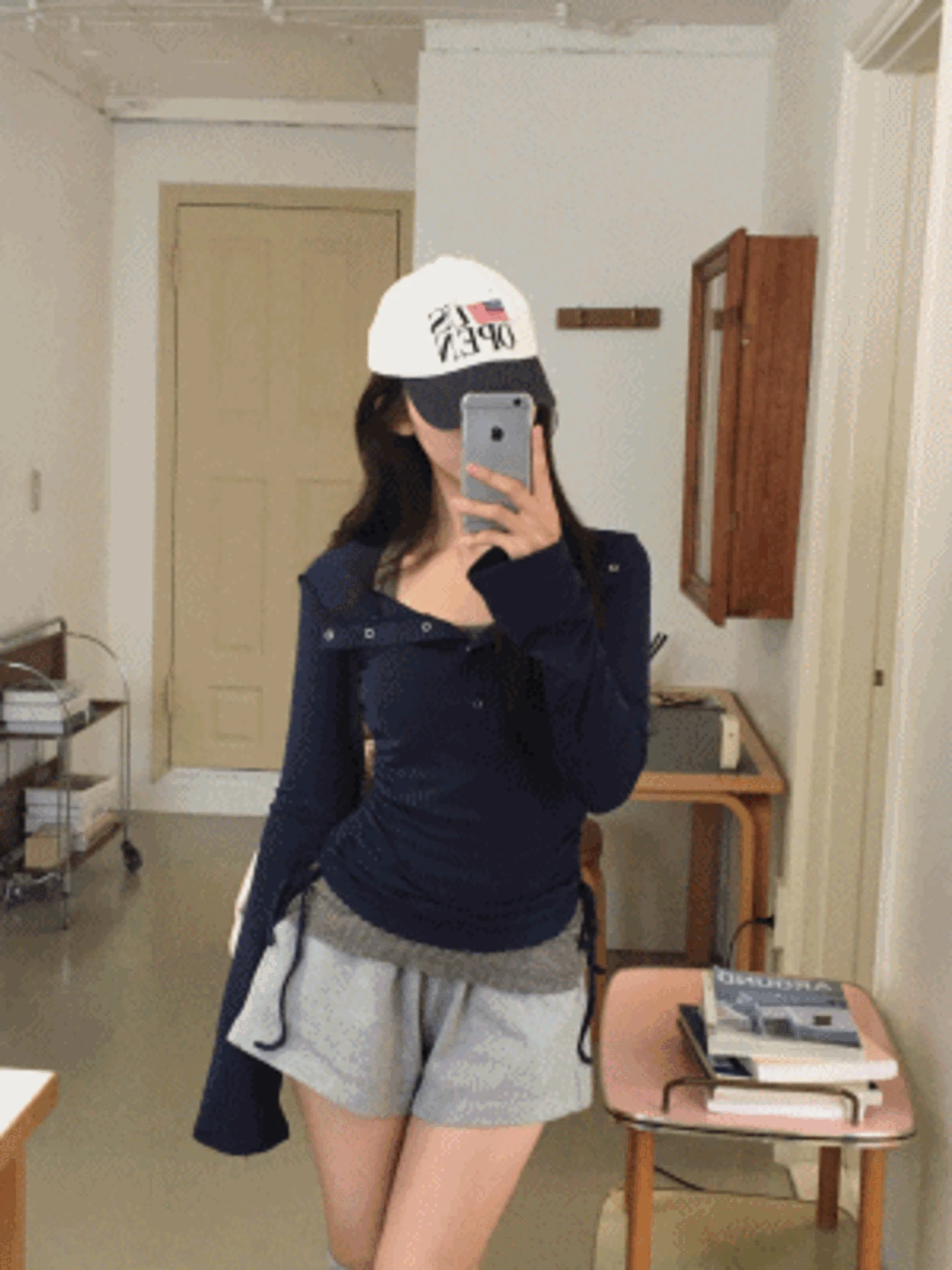 [핀터무드:🎀/여리핏] 딘토 버튼 티셔츠 후드티 단추 옆셔링 몸매보정 레이어드티 가을신상 (1col)