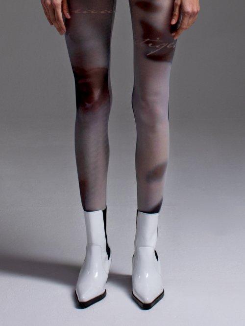 Her memory tights (Grayscale)