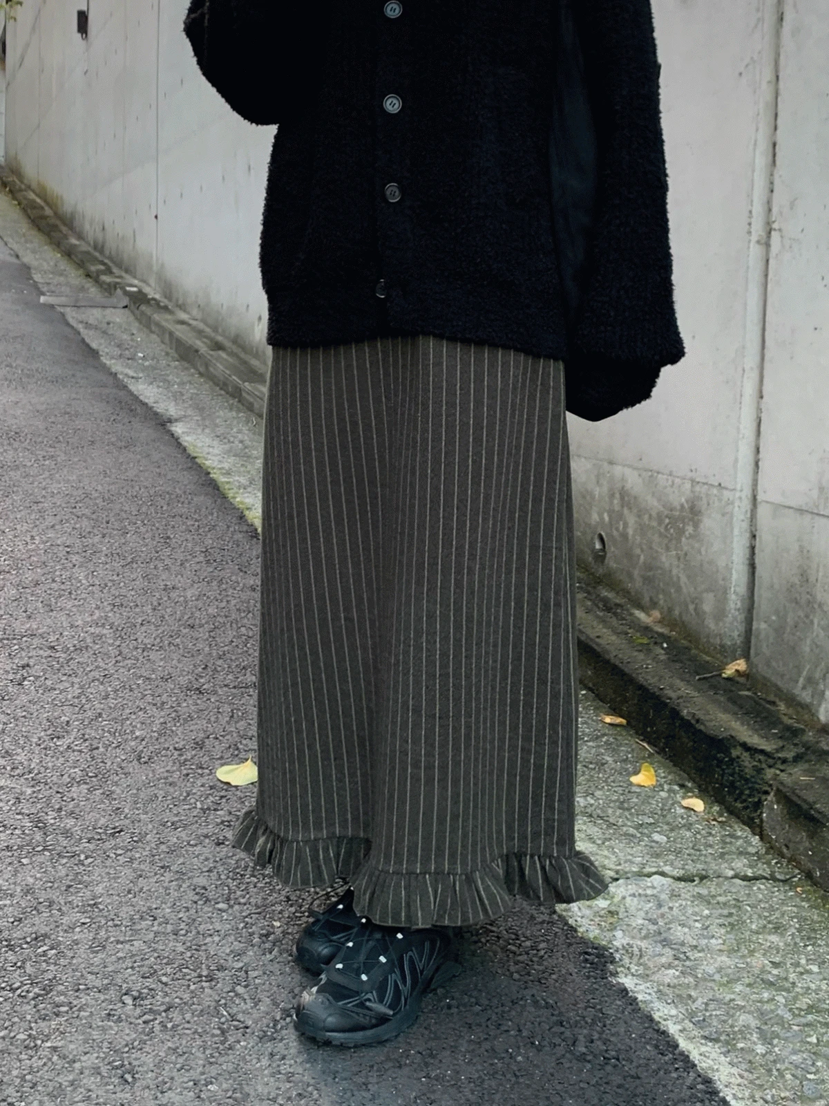 모카 스트라이프 프릴 스커트