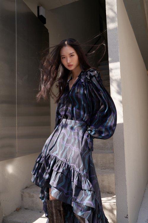 4단 러플 퍼프 소매 루즈핏 체크 블라우스