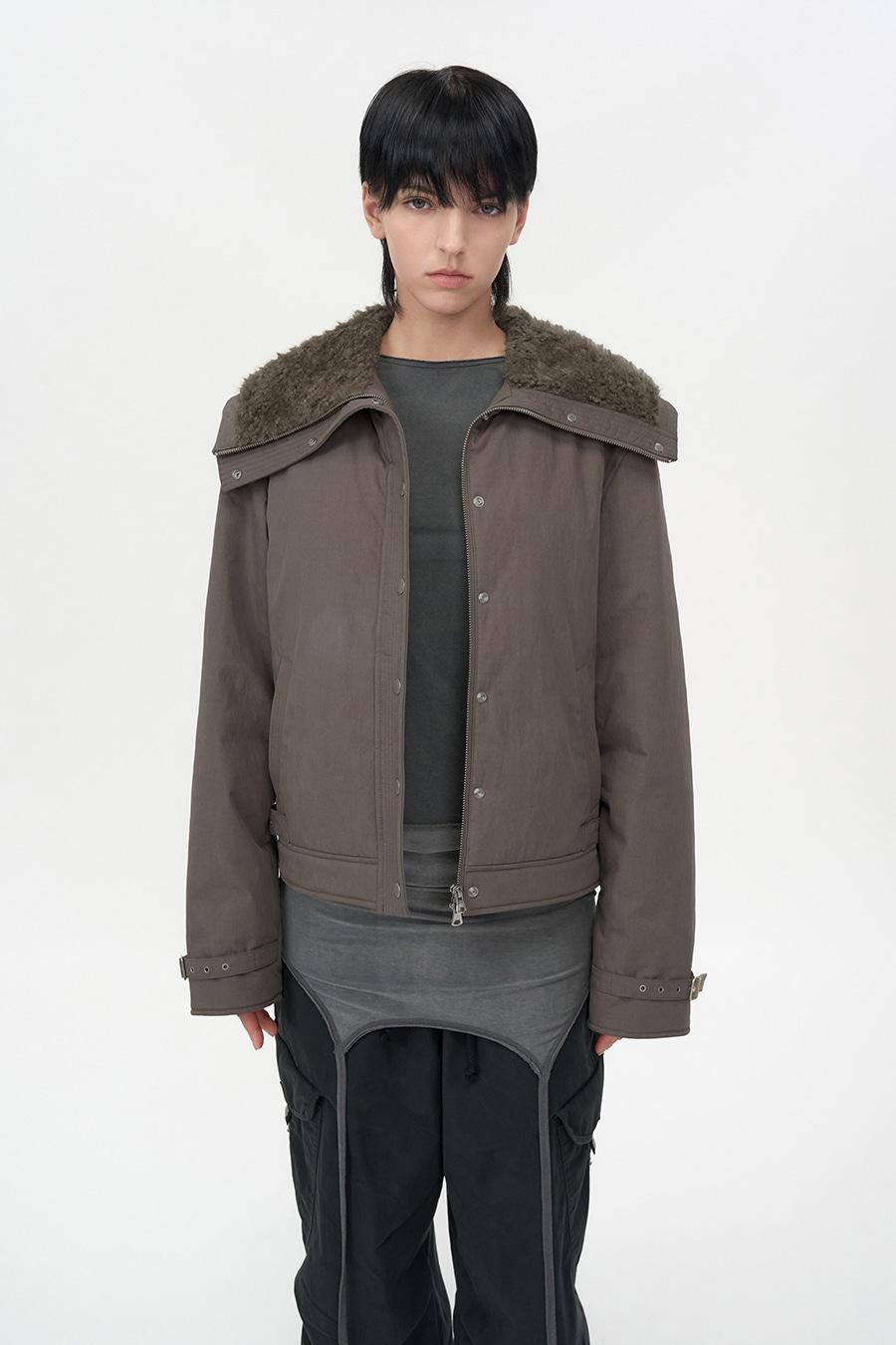 스프레드 퍼 칼라 점퍼 BROWN