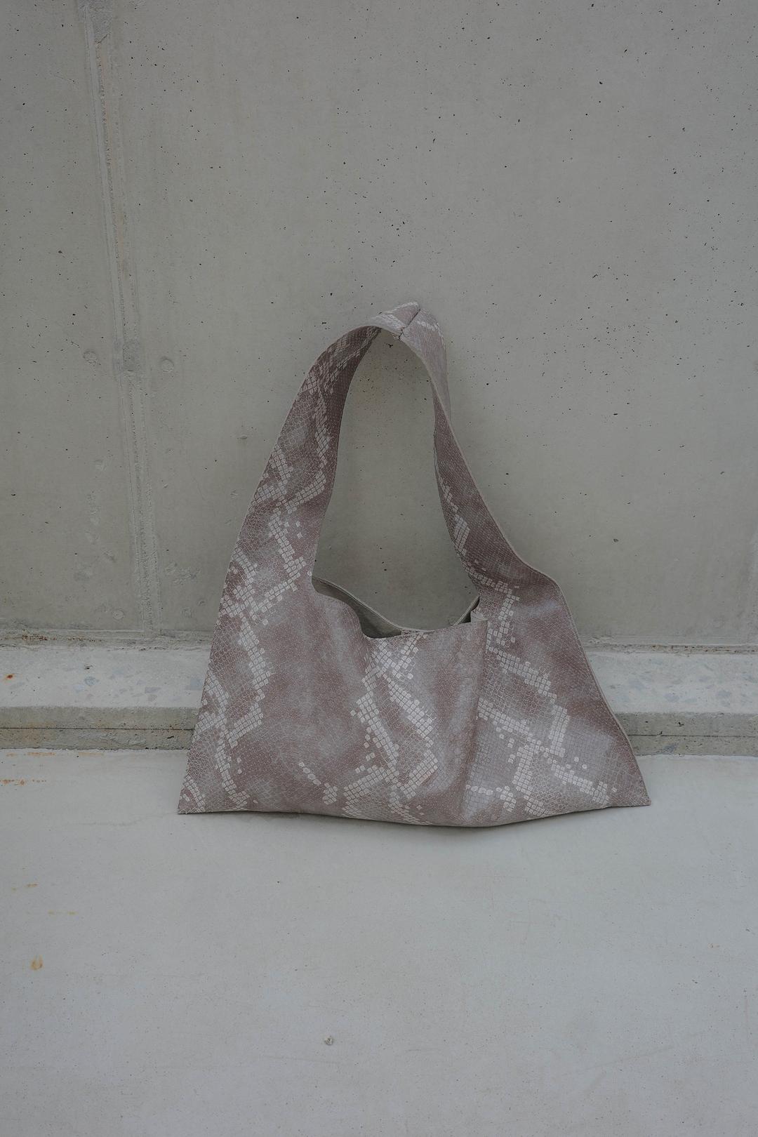 FLAT LARGE SHOULDER BAG (PYTHON)