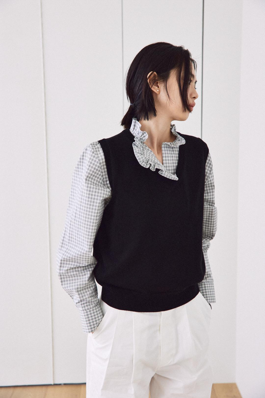 Extrafine merino wool knitted vest (black)