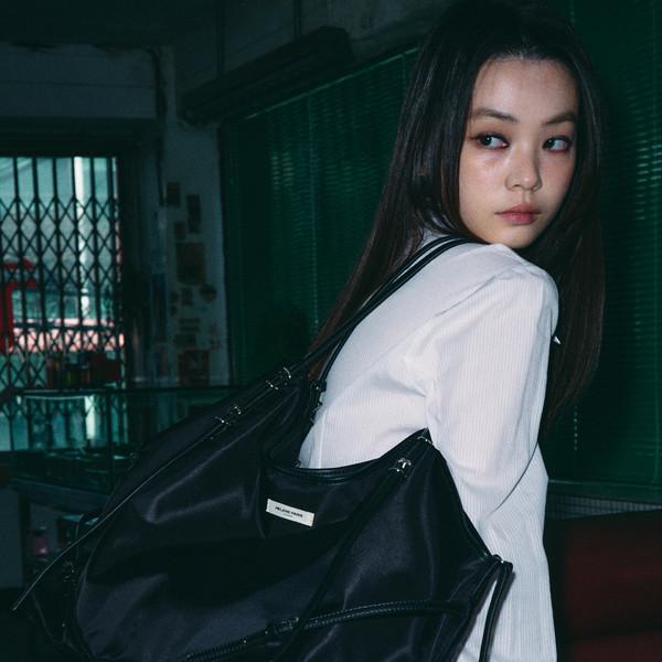 [3월 19일 예약배송] 코니 벨티드 빅 숄더백 [나일론 블랙]