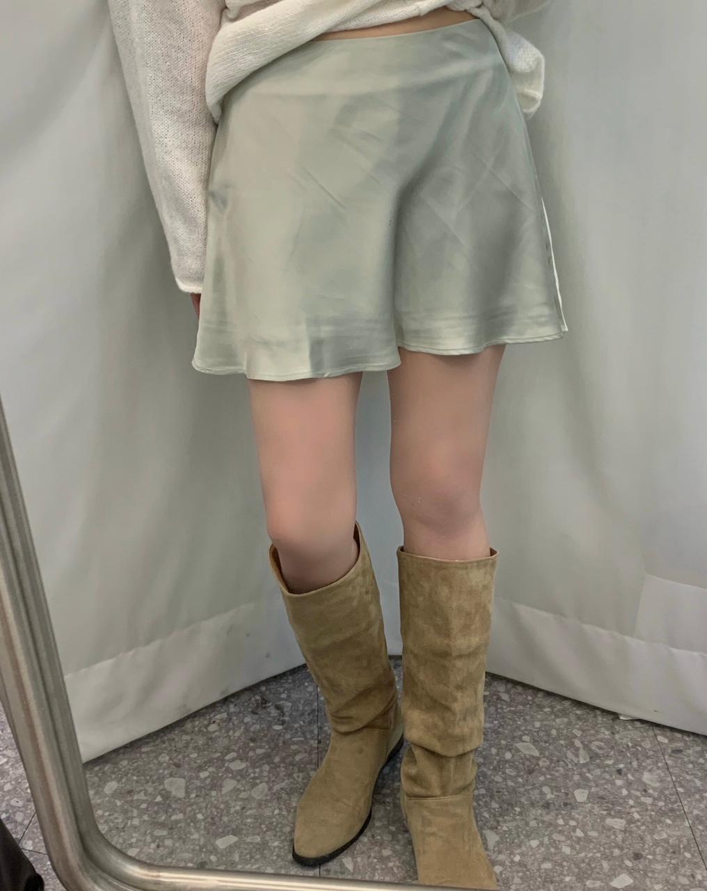 어반그래스 느좋 라이트 새틴 플레어 미니 스커트 (2color)