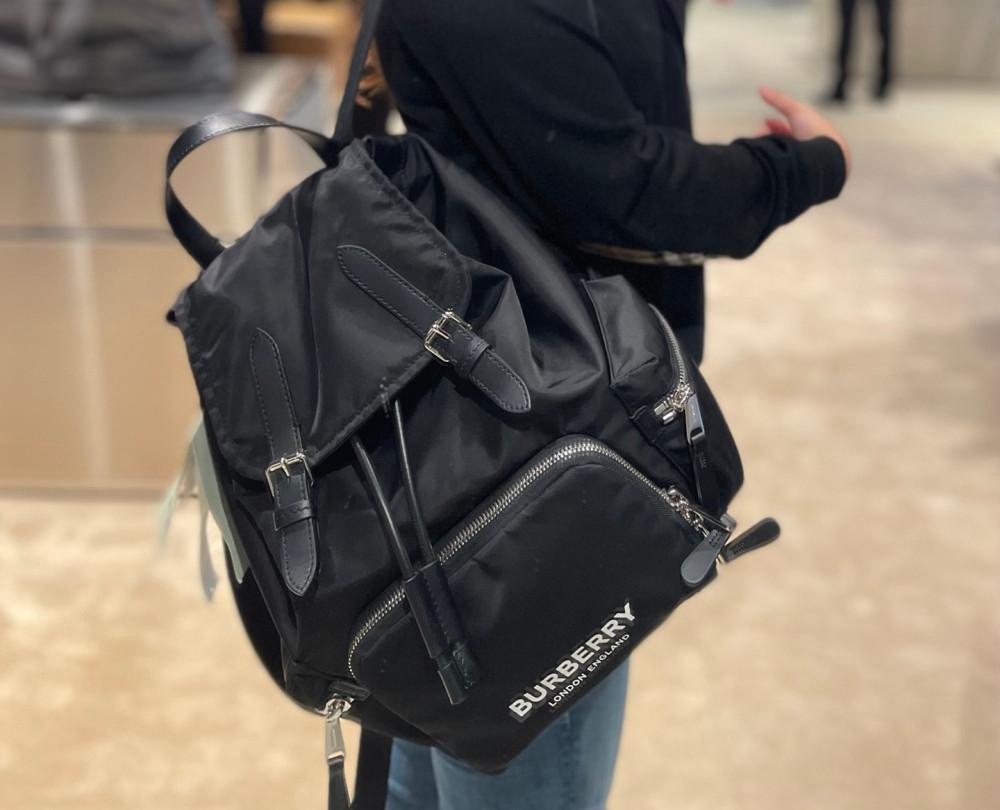 [관부가세포함] 버버리 로고 프린트 미디움 럭색 백팩 80731341