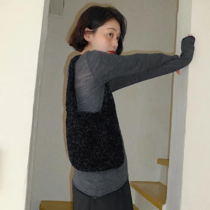 HANDMADE VELVET SHOULDER BAG IN BLACK