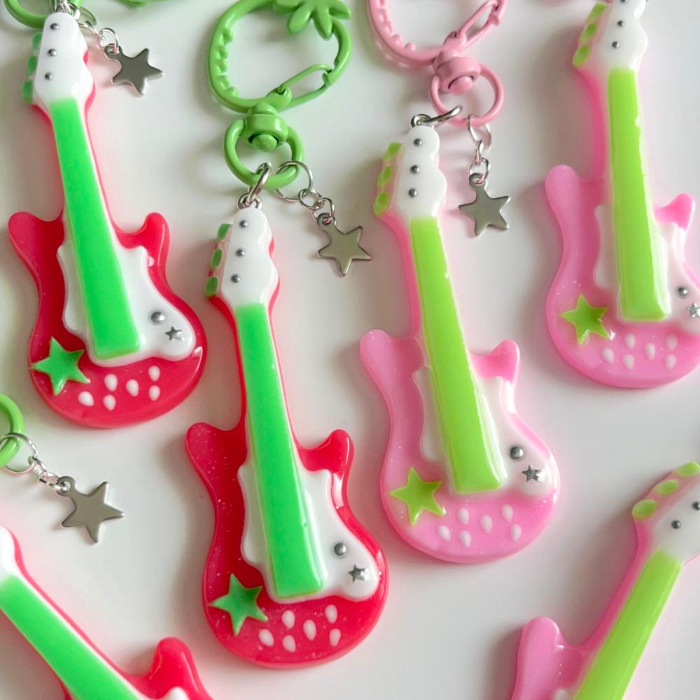 [JADU⋆자두] strawberry guitar keyring (2colors)