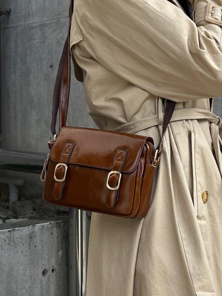 투버클 소가죽 숄더백