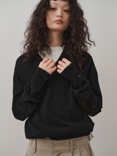 BUTTON V-NECK KNIT LIGHT, BLACK