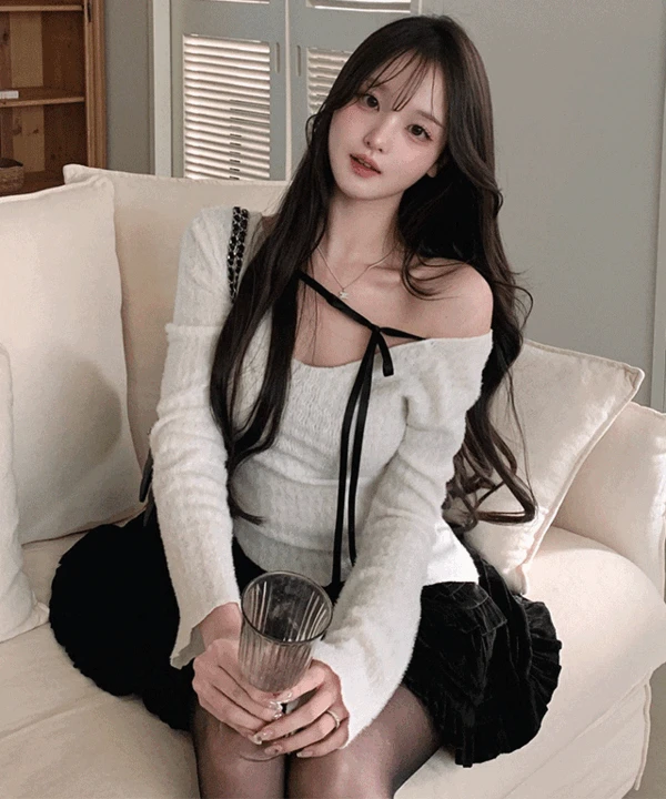 연말룩🎄[ 청순여리 ] 로엔 리본 스트랩 브이넥 사선 긴팔 니트