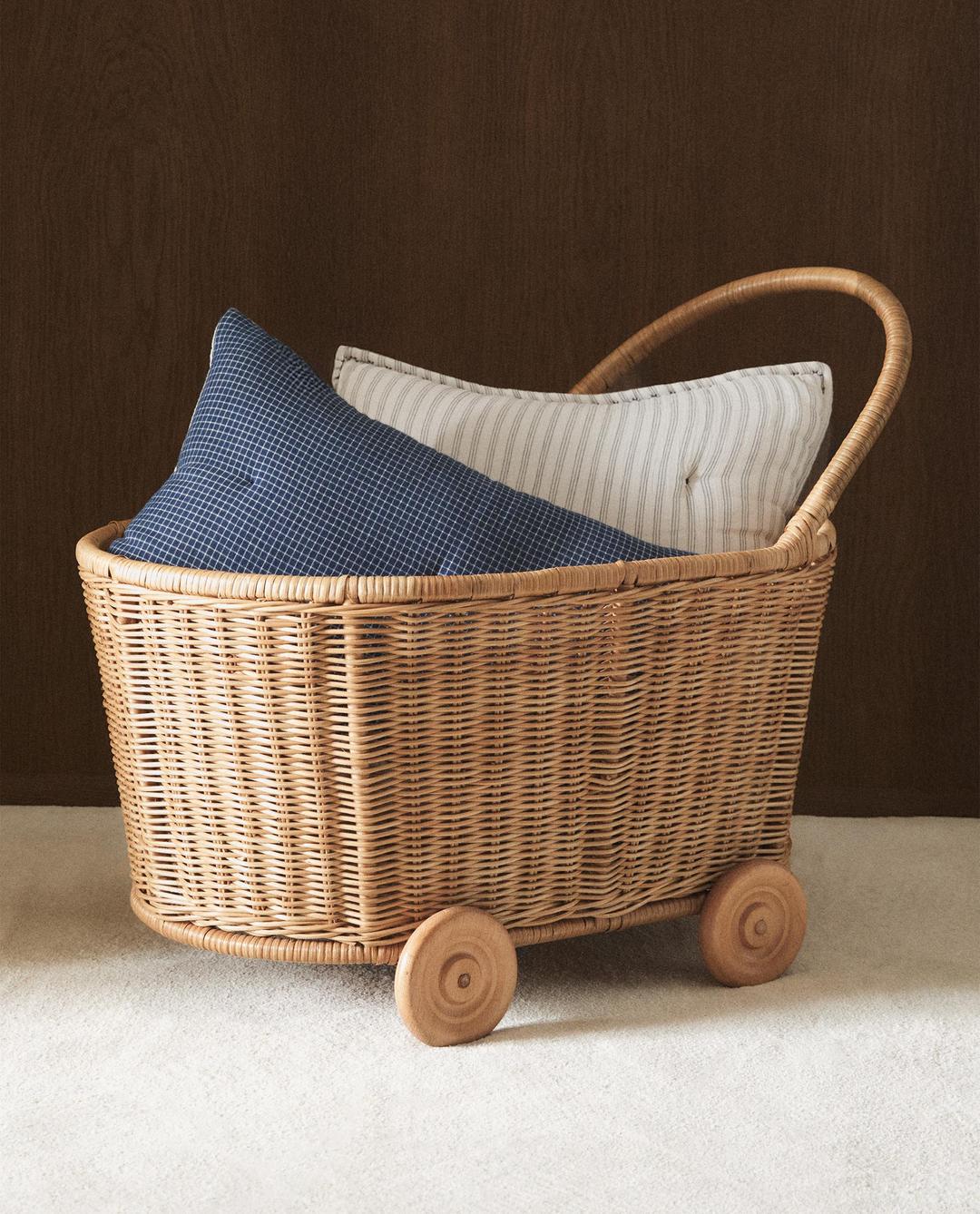 바퀴가 매치된 라탄 키즈 트롤리