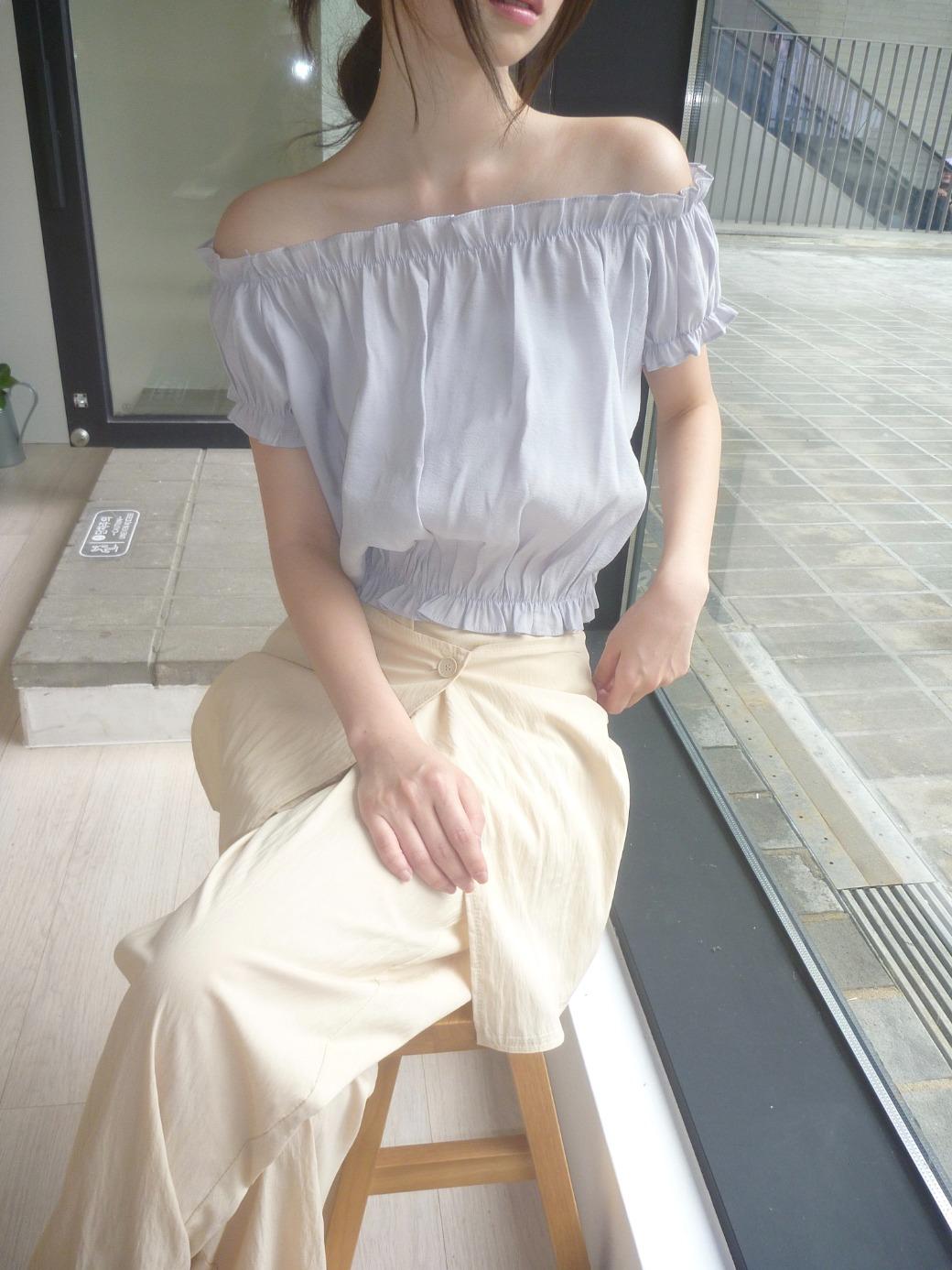 프릴리 DM. Poetic Off-Shoulder Ruffle Blouse